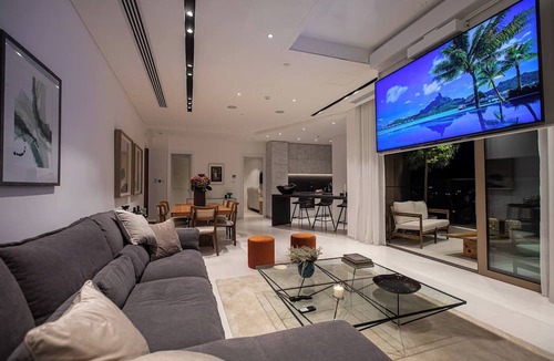 City Centre Apartment | Saffron Suite | Retreat with Skyline Views & Pool