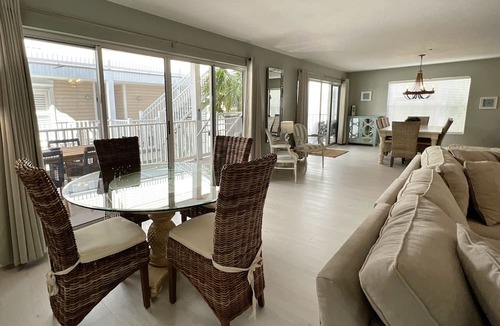 Indian Rocks Beach Condo | Walkable to the Best Eats of IRB! Family Sized Indian Rocks Beach Condo