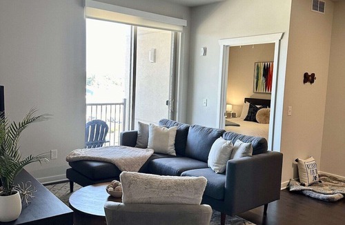 Mayfield Apartment | Top Floor Pet Friendly Condo near Downtown