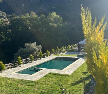 Arakapas House | Family-Friendly Mountain Cabin with Playground