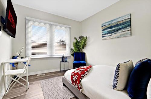 Niagara Falls House | 6BR Family Friendly Retreat, Separate Floors, 5 Minutes Walk to The Fallsview with Free Parking & Wine