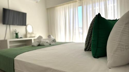Neapolis Apartment | Modern 3BDR Top Floor Lux Suite Balcony