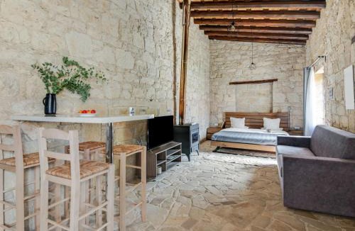 Vasa Koilaniou Apartment | Andre Marie Stonewood Retreat