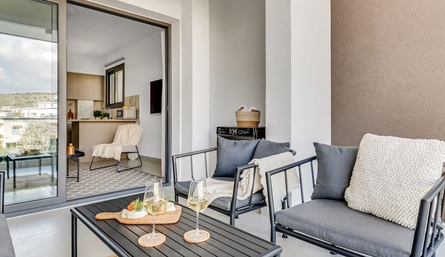 Sanders Triple - Cozy 1-bdr Apt With Balcony