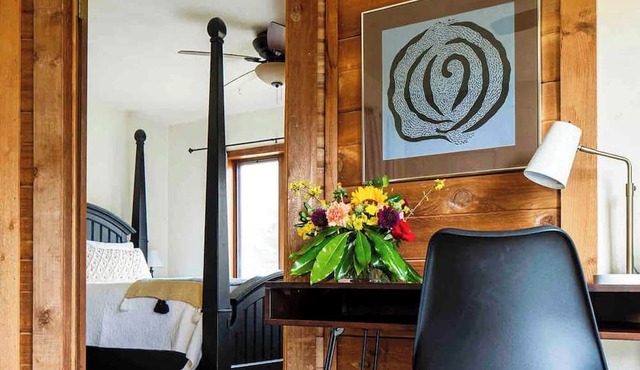 Secluded Cabin. Art. Fast WiFi. Fireplace. New Kitchen