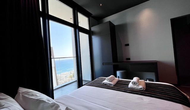 128 LIM - 2005 Stay Only Tower Suite