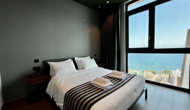128 LIM - 2006 Stay Only Tower Suite