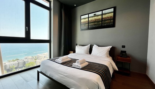 128 LIM - 2001 Stay Only Tower Suite