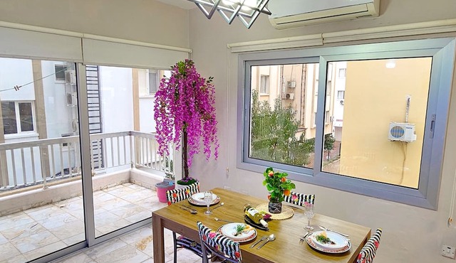 Sleek Flat w Balcony 3 min to Coast in Kyrenia