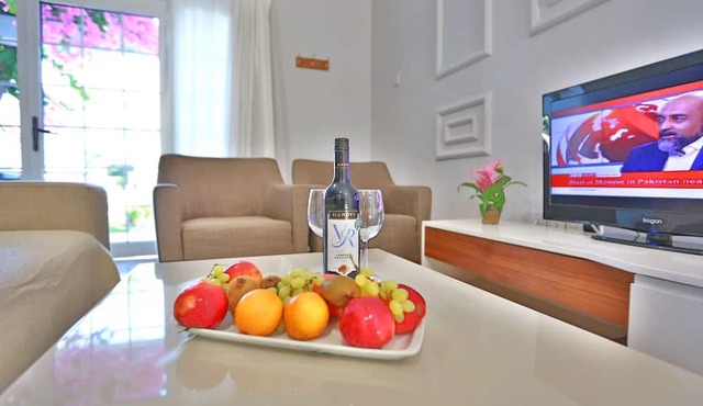 Villa w Pool, Garden and Patio by Beach in Kyrenia