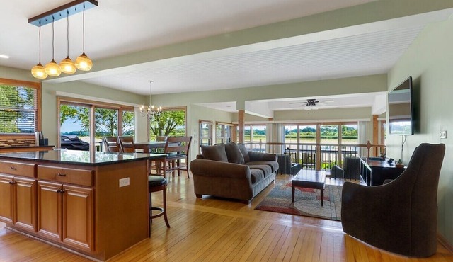Spacious Waterfront Home on Lake Delavan |Pier |Fire Pit |Deck |Retreat for Family, Friends or Work
