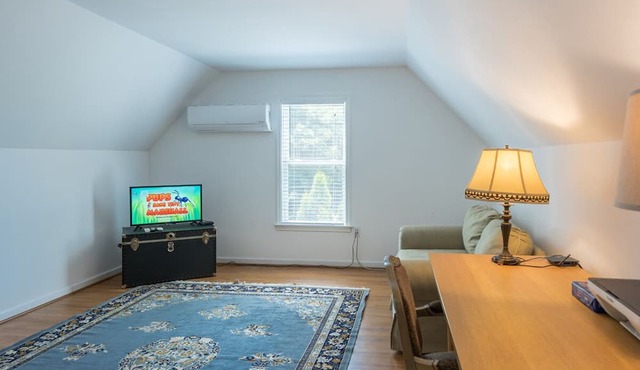 Beautiful 3 bedroom 2 bath Home/Close to Town & Beach