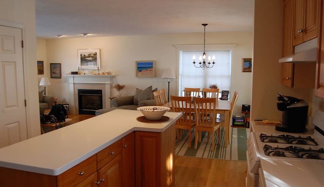 Relaxing Lakefront Dog Friendly 4 Bedroom Home Close to Town, Beaches & Shopping