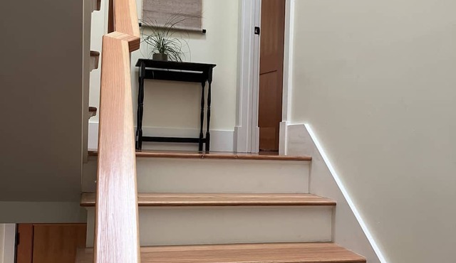 Airy new apt for 2-6. Off-street parking. Walk to shops/restaurants/subway/bus