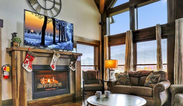 INCREDIBLE Mountain View Cabin! Huge Game Room! Theater! Fire Pit! 2 car garage!