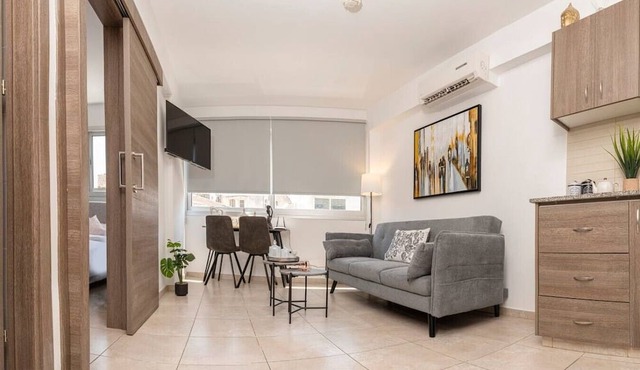 Central 1 bedroom flat, near sea