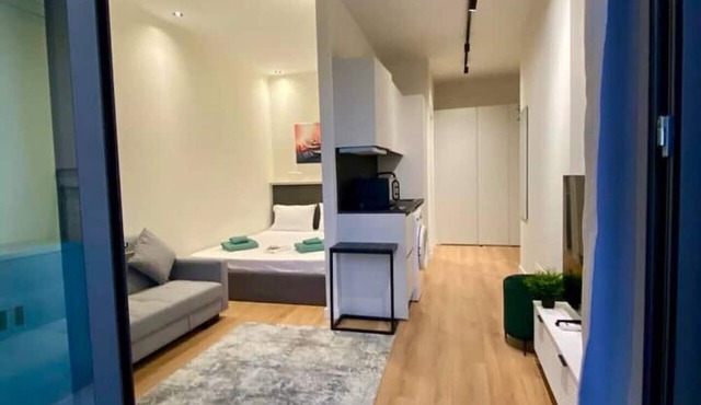 New central studio with balcony
