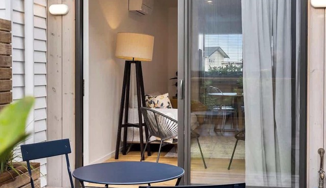 St Vincent Charmer - Stylish Townhouse w CarPark