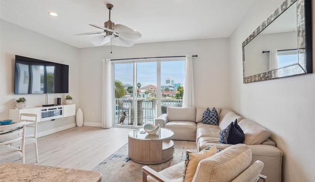 4 min Walk to Beach, Pool, Private Roof Deck, Ping Pong