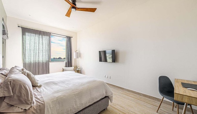 Sea view Apartment in Vista Vela 1 close by Costco.