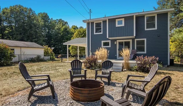 Charming 4-bedroom house in the pleasant Village of Elk Rapids.