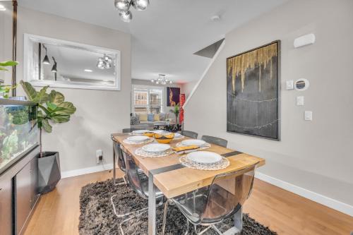 Luxury 3BR Home - Theatre - Office & Master Spa