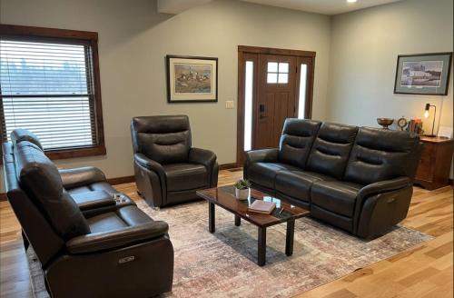Suite 2 Remodeled 2BR w Kitchen & Grill