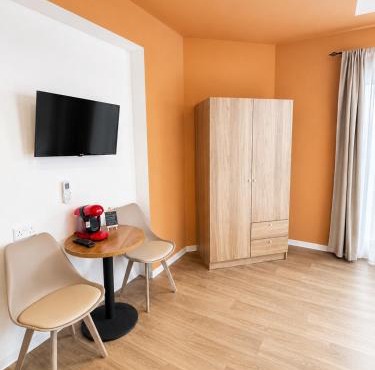 Modern Studio 2 private Kitchenette and Bathroom