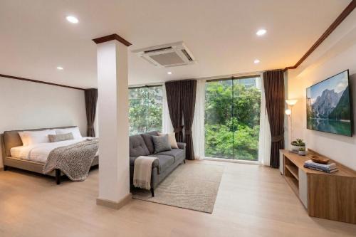Luxury 4BR 250 sqm 5 min to BTS Sukhumvit 26