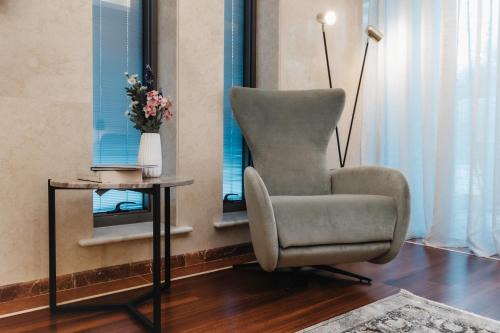 16 EXECUTIVE SUITES