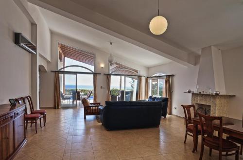 Sunset Cliff Villa Panoramic Sea Views and Private Ovesized Pool