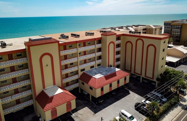Fantastic Beachfront Resort. Roomy and Comfortable. Take a Stroll along Beach or Lounge at the Pool. in Madeira Beach